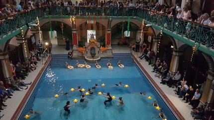 Die jährliche Weihnachtsshow der Synchronschwimmerinnen des SV Zwickau 04 wirkt im historischen Ambiente des Johannisbades besonders attraktiv und zieht stets viele Zuschauer an. (hier 2019)