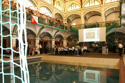 Der Hubboden im Schwimmbecken ermöglicht die Durchführung verschiedenster Veranstaltungen. Hier die Festveranstaltung 